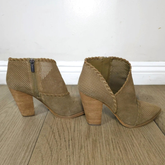VINCE CAMUTO Lamorna Perforated Leather Pointy Bootie, Stacked Heel, Brown, 8.5 - Picture 5 of 11